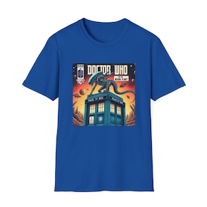 Maglietta unisex esclusiva "The DOCTOR In The WRONG PLANET", design originale e sorprendente, il Dottore e la sua Scatola Blu, regalo esclusivo perfetto, disponibile in tutte le taglie.