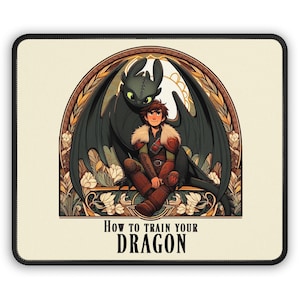 Puede incluir: Un dragón negro y verde con un niño sentado en su espalda. El dragón y el niño están en un marco decorativo con flores y el texto "Cómo entrenar a tu dragón".