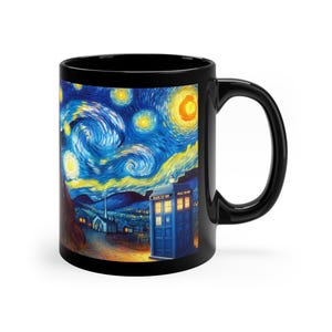 Der DOCTOR unter der Sternennacht exklusive schwarze Kaffeetasse, 11 Unze absolut schöne Van Gogh und Doctor Blue Cabin Tasse, perfektes DW Geschenk