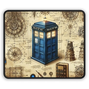 Może przedstawiać: Niebieska i biała budka policyjna z napisem "Police Box" na boku, otoczona vintage'owym planem z geometrycznymi kształtami i rysunkami robotów.