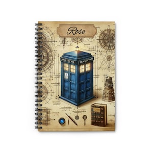 Puede incluir: Cuaderno de espiral con una ilustración de cabina telefónica azul, el texto "Rose" y dibujos técnicos. El cuaderno tiene una estética vintage con un diseño detallado, incluyendo un Dalek y un libro.