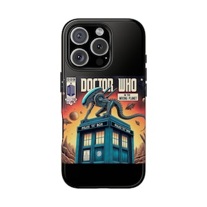 Puede incluir: Una funda de teléfono negra con una portada de cómic de Doctor Who que presenta una caja de policía azul y una criatura alienígena. El texto de la portada del cómic dice "Doctor Who in the Wrong Planet".