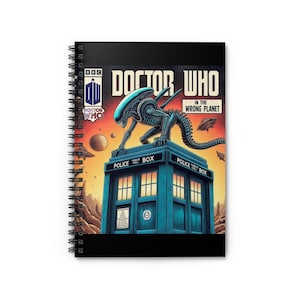 Puede incluir: Una portada de cómic en blanco y negro con una caja de policía azul con el texto "Doctor Who" y "In the Wrong Planet". Una criatura alienígena azul está de pie en la parte superior de la caja de policía.