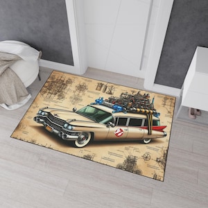Può includere: Tappeto rettangolare beige e bianco con un design di auto d'epoca, che ricorda l'Ecto-1 dei Ghostbusters. Il tappeto presenta uno sfondo in stile blueprint e il logo dei Ghostbusters. L'auto ha luci blu, pinne rosse e attrezzature sul tetto.
