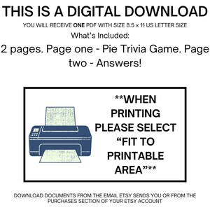 Op de afbeelding: Digitale download-afbeelding met tekst: "DIT IS EEN DIGITALE DOWNLOAD." Bevat instructies voor het afdrukken van een PDF-bestand, met een printerafbeelding. De tekst zegt ook "Pie Trivia Game" en "Antwoorden!"