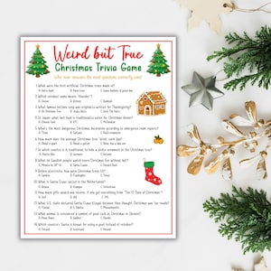 Op de afbeelding: Een gedrukt kersttrivia-spel met de titel "Weird but True". Het spel bevat meerkeuzevragen over kersttradities en -feiten. Het ontwerp omvat kerstbomen, een peperkoekhuisje en een feestelijke kous.