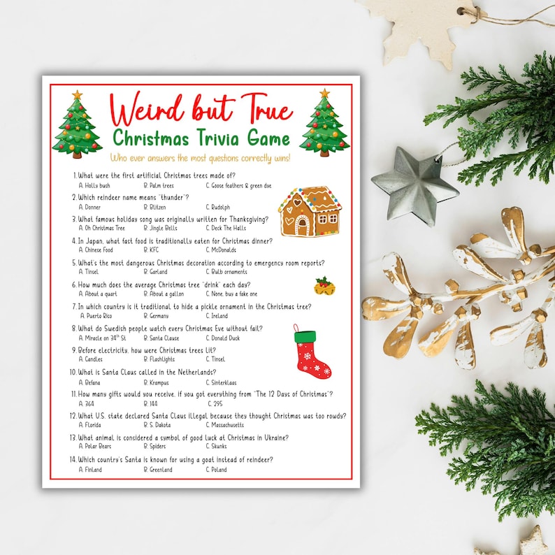 Op de afbeelding: Een gedrukt kersttrivia-spel met de titel "Weird but True". Het spel bevat meerkeuzevragen over kersttradities en -feiten. Het ontwerp omvat kerstbomen, een peperkoekhuisje en een feestelijke kous.