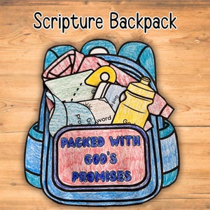 Puede incluir: Una mochila azul ilustrada llena de recortes de papel de colores. La mochila tiene las palabras "Scripture Backpack" en la parte superior y "Packed with God's Promises" en la parte delantera. En el interior hay dibujos de una botella de agua y otros objetos.