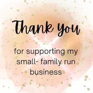 Op de afbeelding: Digitale print met de woorden "Thank you" in zwart script, gevolgd door "for supporting my small-family run business" in een kleiner lettertype. De achtergrond is een aquarel wassing van perzik en goud.