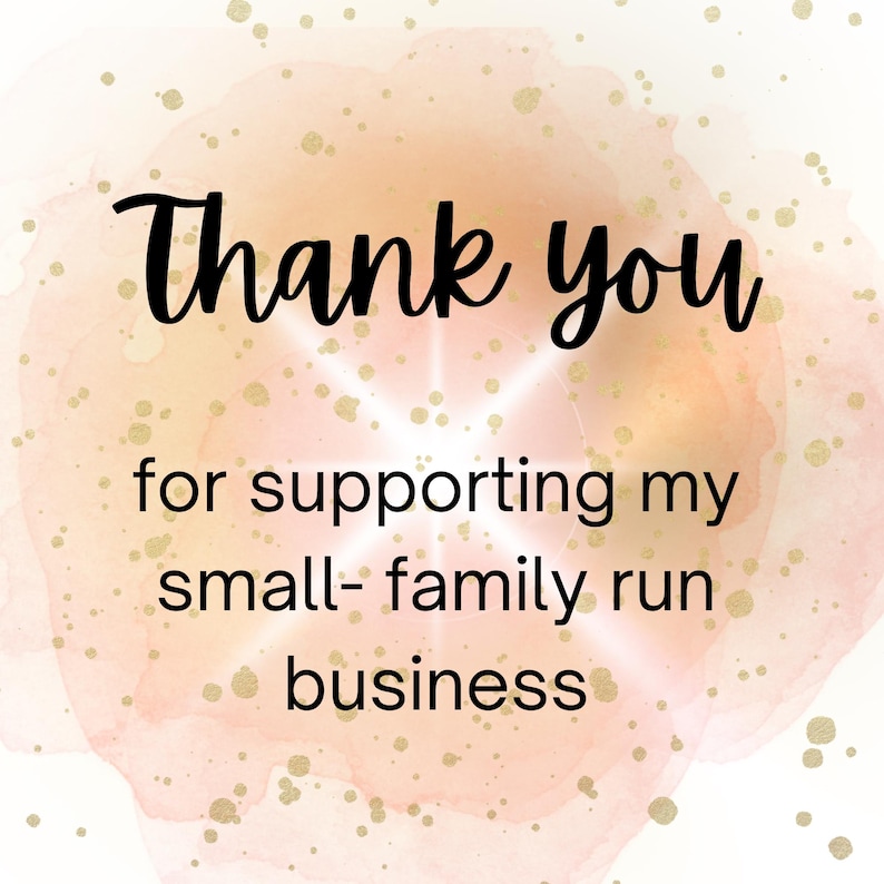 Op de afbeelding: Digitale print met de woorden "Thank you" in zwart script, gevolgd door "for supporting my small-family run business" in een kleiner lettertype. De achtergrond is een aquarel wassing van perzik en goud.