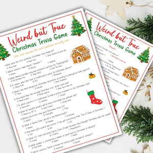 Op de afbeelding: Twee bedrukte kerst trivia spelvellen met rode tekst en feestelijke illustraties. De titel "Weird but True" staat bovenaan, met vragen over kersttradities. De vellen zijn wit met een rode rand en tonen een kerstboom en een peperkoekhuis.