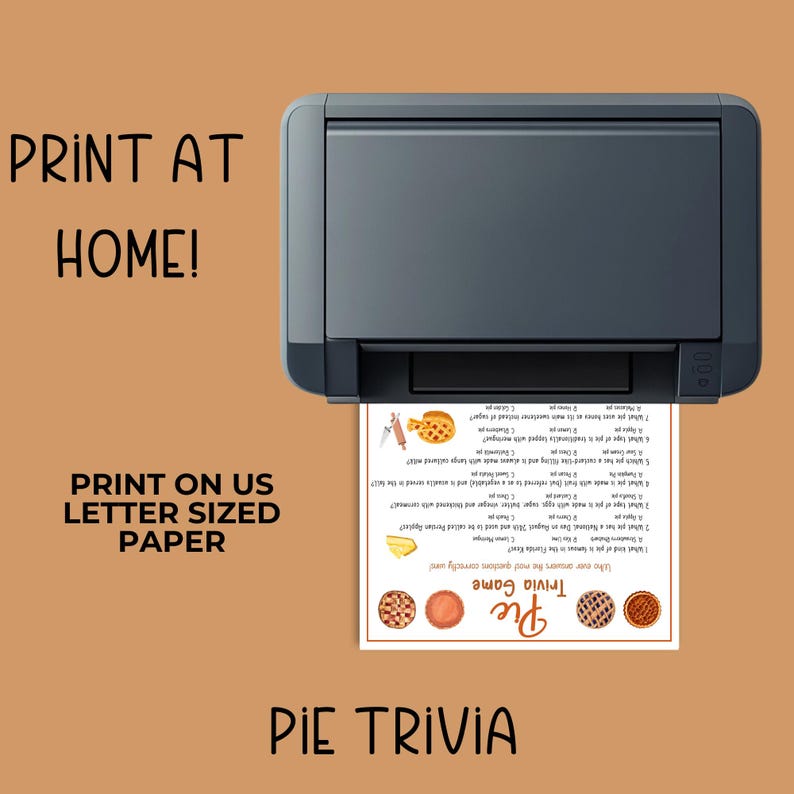 Op de afbeelding: Een printer drukt een "Pie Trivia Game" vel af. Het vel bevat trivia-vragen over taarten en afbeeldingen van taarten. De tekst "Print at Home!" en "Print on Us Letter Sized Paper" zijn ook zichtbaar.