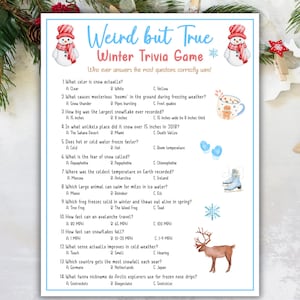 Może przedstawiać: Arkusz gry w quiz zimowy z niebieską obwódką, z grafiką bałwana i tytułem "Weird but True Winter Trivia Game". Zawiera pytania wielokrotnego wyboru dotyczące zimy, płatków śniegu i zimnej pogody.