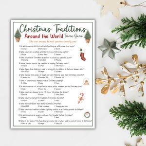 Pu&ograve; includere: Un foglio di gioco a quiz stampato intitolato "Christmas Traditions Around the World". Il gioco presenta domande sulle usanze natalizie, con risposte a scelta multipla. Gli elementi decorativi includono alberi di Natale e illustrazioni festive.