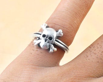 Anillo de calavera gótica bañado en plata / Joyería punk oscura para mujeres y hombres / Regalo de Halloween