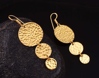 silver hammered disc earrings, lightweight silver hammered disc earring, hammered silver earrings, silver disc earrings long earrings silver