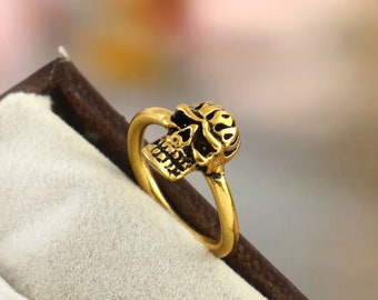 Anillo de calavera diminuto - calavera de plata dorada - anillo de calavera moderno - banda de eternidad - calavera mínima - joyería ilusoria