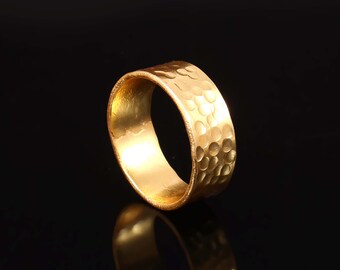 Brede band gouden ring - gehamerde minimalistische gouden gevulde ring - gehamerde gouden ring - stapelbare gouden ring