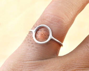 Anillo circular, anillos apilables, anillos de eternidad, anillos circulares de plata/oro, anillos modernos sencillos, anillo circular Karma, joyería minimalista, anillo Karma