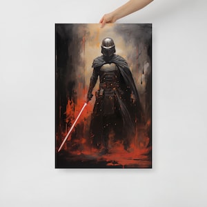 Puede incluir: Una figura oscura con una túnica negra con capucha y un casco se encuentra en una habitación oscura con tonos rojos, sosteniendo un sable de luz rojo. La figura está rodeada de salpicaduras de pintura roja y naranja.