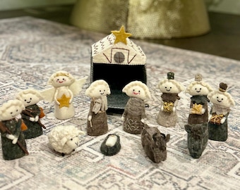 Kirkland Signature 14 Piece Porcelain Nativity Set Wood Creche