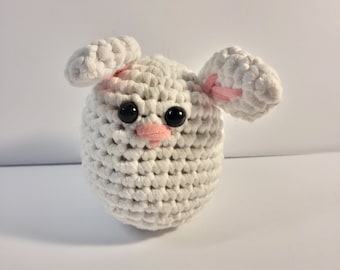 Conejo de peluche amigurumi hecho a mano