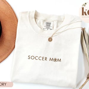 Fußball Mama T-Shirt Komfort Farbe, Muttertagsgeschenk für Fußball-Mama, Geschenk für Fußball-Liebhaber-Mama-Shirt, Muttertags-Shirt, Fußball-Saison