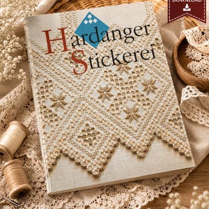 Puede incluir: Un libro digital en PDF titulado Hardanger Stickerei con una portada sobre un fondo de tela beige, intrincados patrones de bordado geométricos en blanco y beige, motivos de estrellas y un borde festoneado con un logo de diamante azul.