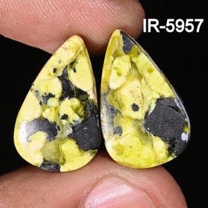 Peut inclure: Une paire de pierres précieuses cabochon jaunes et noires avec un motif marbré. IR-5957