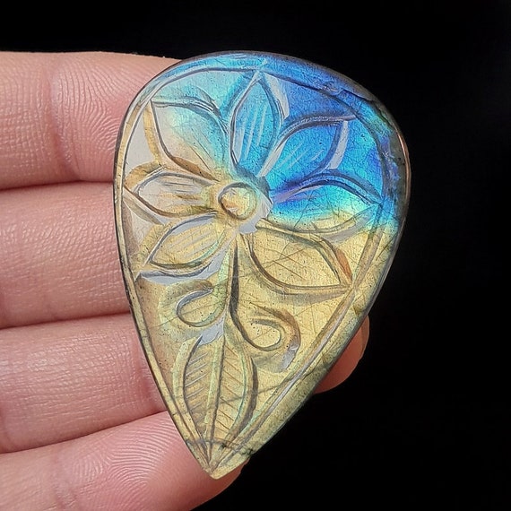 Cabochon En Labradorite Naturelle Sculpté à La Main - 48 Mm, Effet Flash Bleu, 72.65 Carats - Neuf Avec Certificat