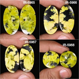 Peut inclure: Quatre paires de pierres précieuses en cabochon de forme ovale avec un motif marbré jaune et noir. Les pierres sont étiquetées IR-5965, IR-5966, IR-5967 et IR-5968.