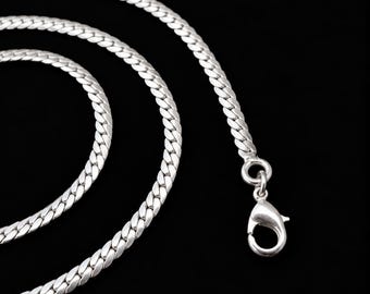 Collar de cadena plana de plata de ley 925 con eslabones tipo serpiente, elegante y compacto, con cierre de langosta seguro. Joyería minimalista para uso diario.
