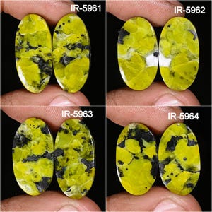 Peut inclure: Quatre paires de cabochons ovales en pierre précieuse verte et noire. Chaque paire est étiquetée avec un numéro d'identification unique : IR-5961, IR-5962, IR-5963 et IR-5964.