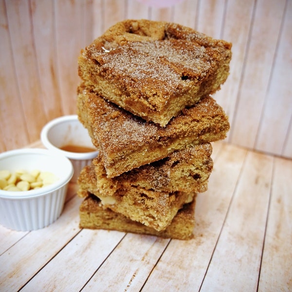 Cinnamon Blondie Recipe | Gourmet Cinnamon White chocolate Chips Blondies Recipe Soft Chewy Blondie Dessert