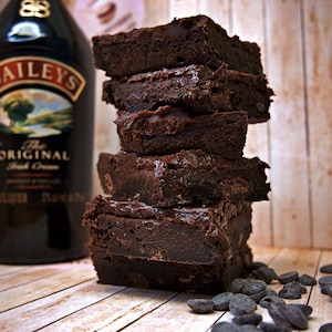 Receta de Baileys Brownie / Recetas de brownie gourmet Postre de chocolate pegajoso Brownies con alcohol Fudgy Chewy Infusionado imagen 1