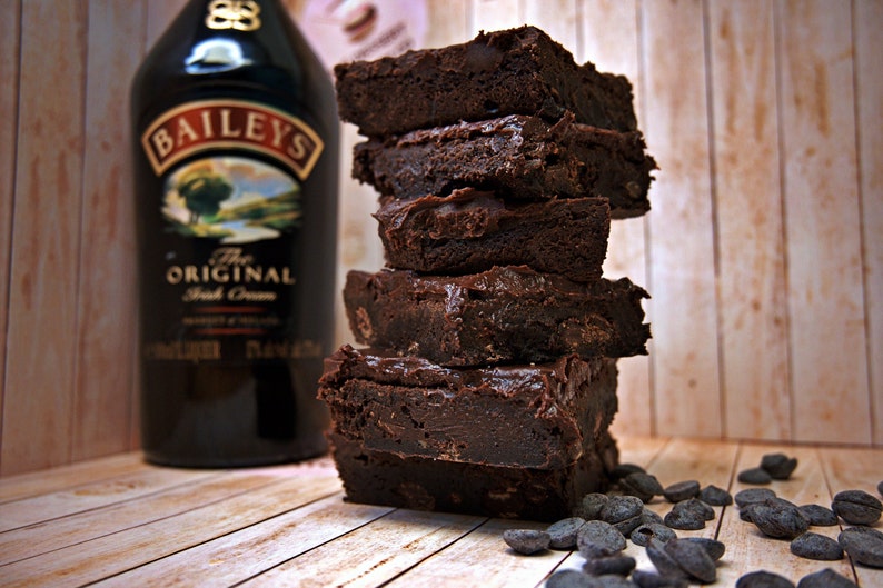 Baileys Brownie-Rezept Gourmet-Brownie-Rezepte, klebrige Schokoladen-Dessert-Alkohol-Brownies, mit Fudgy Chewy angereichert Bild 1
