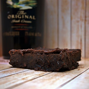 Receta de Baileys Brownie / Recetas de brownie gourmet Postre de chocolate pegajoso Brownies con alcohol Fudgy Chewy Infusionado imagen 3