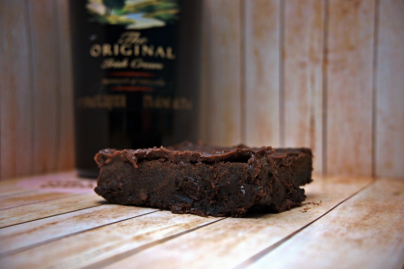 Baileys Brownie-Rezept Gourmet-Brownie-Rezepte, klebrige Schokoladen-Dessert-Alkohol-Brownies, mit Fudgy Chewy angereichert Bild 3