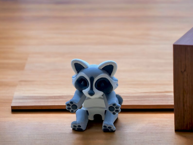 Waschbär Figur beweglich, Spielzeug, mit Mülltonne, Tierliebhaber Geschenk, Dekorative Sammelfigur, Kreatives Souvenir, Desk Toy, 3D Druck Bild 4