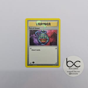 Puede incluir: Una carta de entrenador "Pot of Greed" con borde amarillo. La carta presenta una imagen pixelada de una olla verde con cara y asa azul. El texto "Draw 2 cards" está debajo. Una pegatina de BCD CARDS está en la esquina inferior derecha.