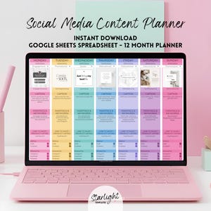 Peut inclure: Un ordinateur portable rose affiche une feuille de calcul de planificateur de contenu de médias sociaux sur 12 mois. L'écran montre une mise en page hebdomadaire colorée avec des sections pour les légendes, les hashtags et les liens. Le texte "Social Media Content Planner" est en haut.