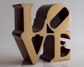 Robert Indiana – Sculptuur Love (Rood en Goud)