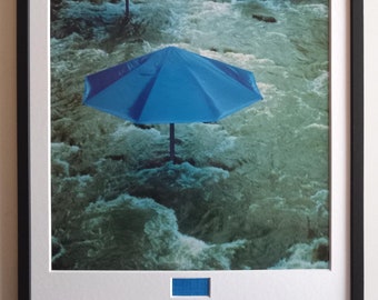 Christo & Jeanne-Claude - Paraplyets Japan – XXL konsttryck, inramat med originalt tygstycke