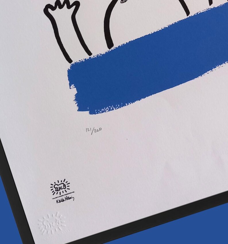 Puede incluir: Impresi&oacute;n enmarcada con fondo blanco, con dibujo lineal negro y pincelada azul. La impresi&oacute;n incluye el texto "121/200" y la firma y el logotipo del artista. La obra de arte es una edici&oacute;n limitada.