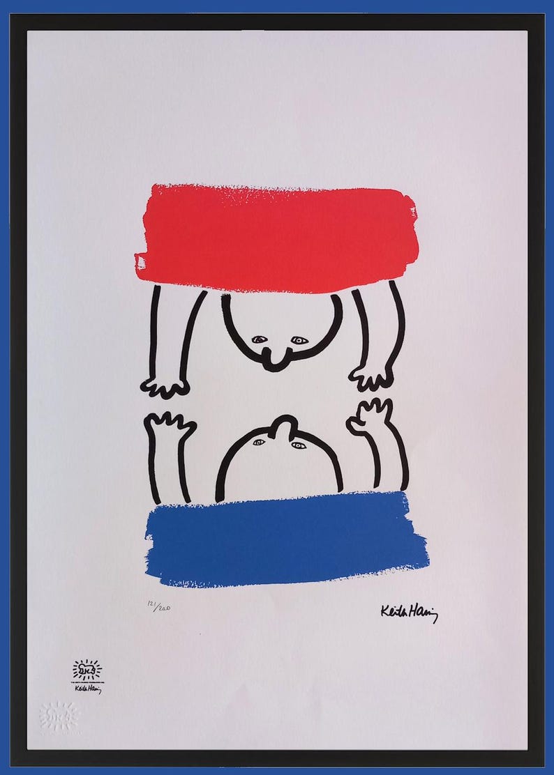Puede incluir: Impresi&oacute;n enmarcada de una obra de arte de Keith Haring. La imagen muestra dos figuras estilizadas con contornos negros, una encima de la otra, con un rect&aacute;ngulo rojo arriba y un rect&aacute;ngulo azul abajo. La impresi&oacute;n est&aacute; numerada 11/200.