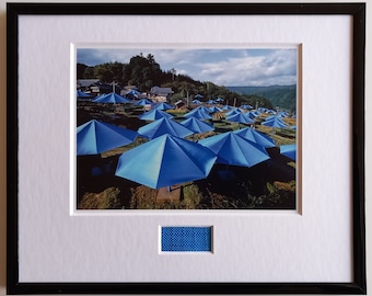 Christo & Jeanne-Claude – Paraplyets Japan – konstkort XL, inramat med originaltygstycke