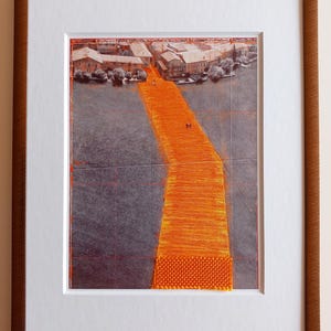 Christo - The Floating Piers – carte d’art XL, encadré avec un morceau de tissu original