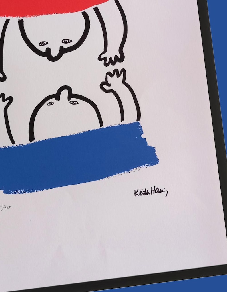 Puede incluir: Impresi&oacute;n art&iacute;stica abstracta con dos figuras estilizadas con contornos negros, bloques de color rojo y azul, y la firma del artista. La obra de arte est&aacute; sobre papel blanco y enmarcada en negro.