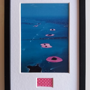 Christo & Jeanne-Claude – Surrounded Islands – carte d'art, encadré avec du tissu original