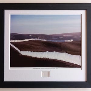 Christo & Jeanne-Claude - Running Fence – Lithographie, gerahmt mit Original Stoffstück